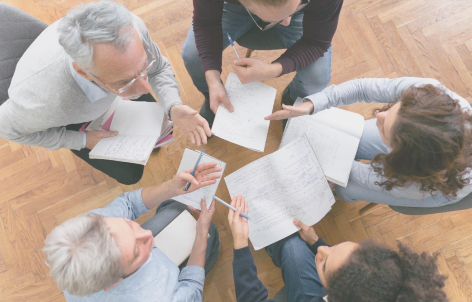 Equipo crelonavium trabajando en estrategias financieras personalizadas